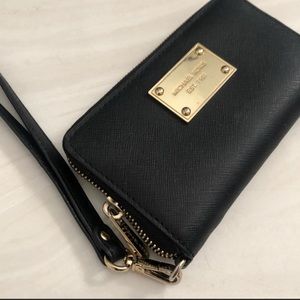 MICHAEL KORS black wristlet wallet 💳